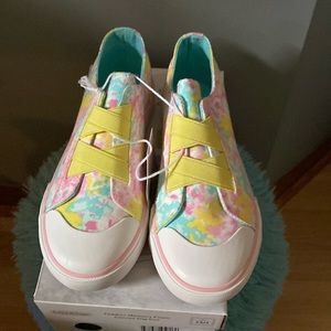 BRAND NEW TODDLER GIRLS MEMORY FOAM CANVAS SLIP ONS SIZE 13/1! NWT.